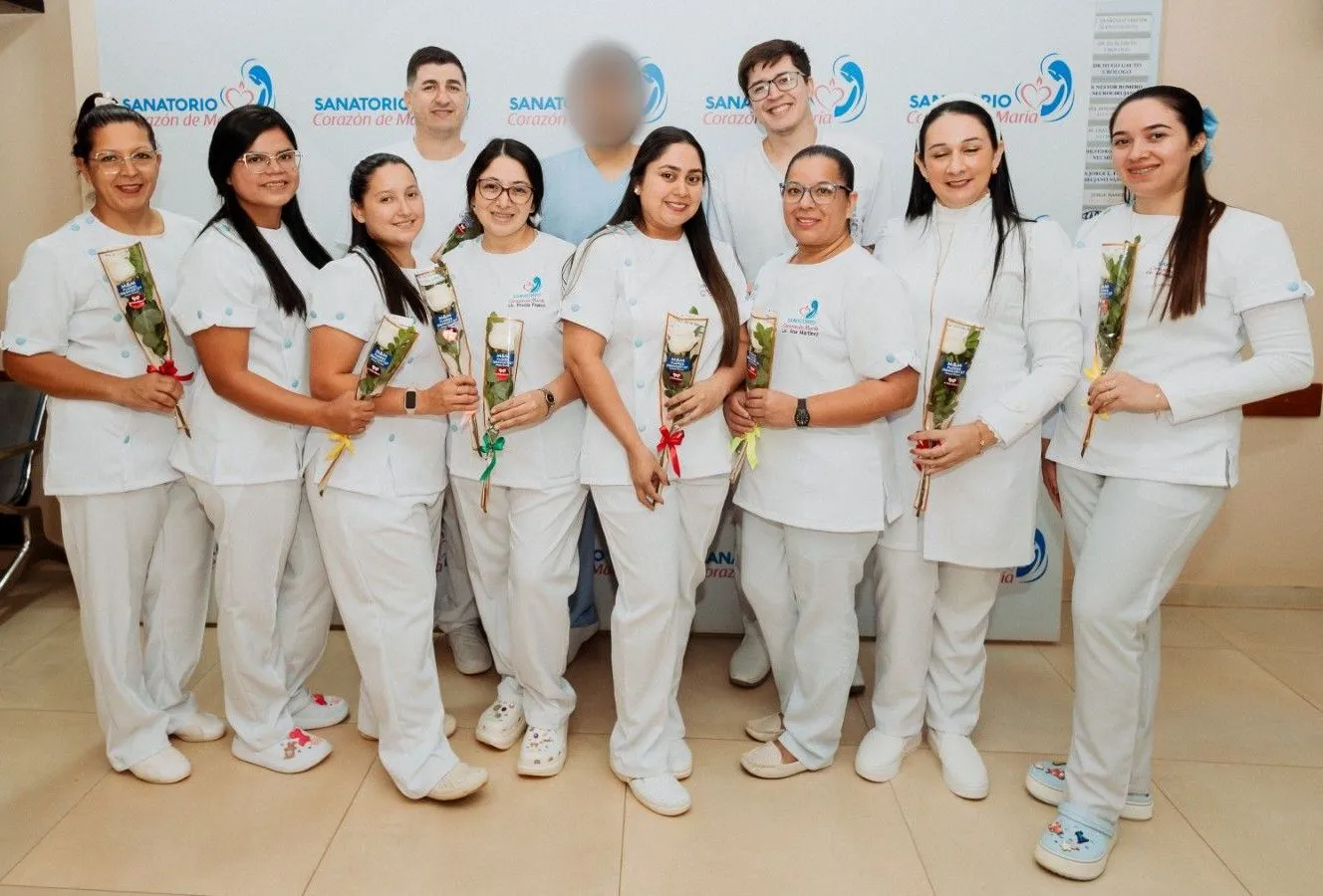 El plantel de enfermería del sanatorio, con uniforme blanco, en la recepción