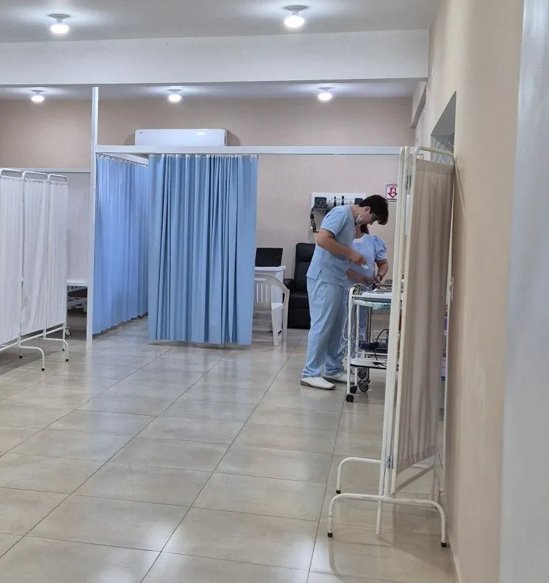 Sector de urgencias, con boxes separados por cortinas y personal de enfermería